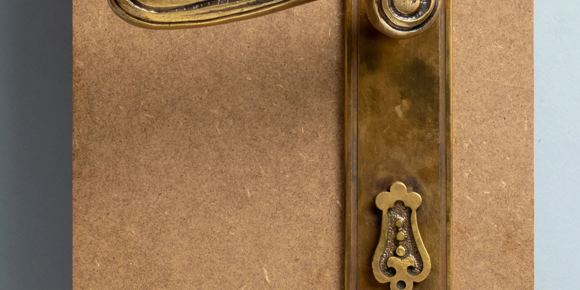 Szecessziós lakóház (az ún. Szedő–ház) kilincse és pajzsa