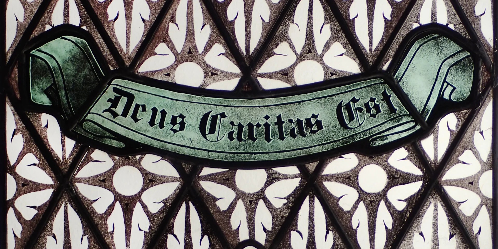 Szalagos felirat terülő mintával