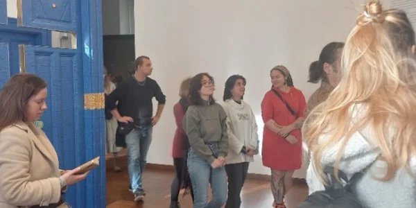 Szépmíves diákok látogatása a Szent István-teremben